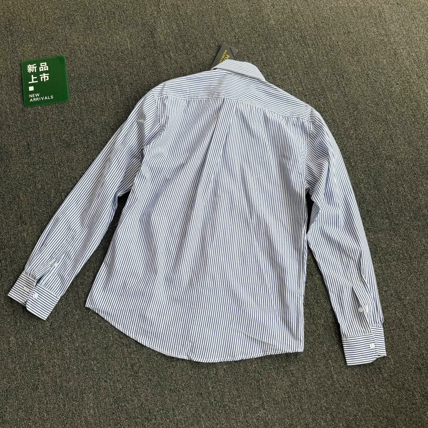 P180 Style No. G66 Ralph Lauren/Ralph Lauren Striped Casual Shirt 1️⃣Made of high-quality classic striped fabric, the upper body is soft and comfortable, extremely delicate, has a solid, smooth and soft feel. The fabric does not wrinkle, and the feel is invincible. The details are handled perfectly! 2️⃣Adopting the washing process, the workmanship details are perfectly controlled. They are all hemmed with vest technology, and the insides of the sleeves are also used. Different from the four-needle and five-thread workmanship, the collars are also all designed with interlining, showing high-end fashion and individuality, and the style is fashionable, simple and elegant! 3️⃣It is very youthful and energetic, and can be easily worn by both men and women. It is very in line with the fashion aesthetic concepts of today's young people! Color: Striped Blue Size: S M L XL